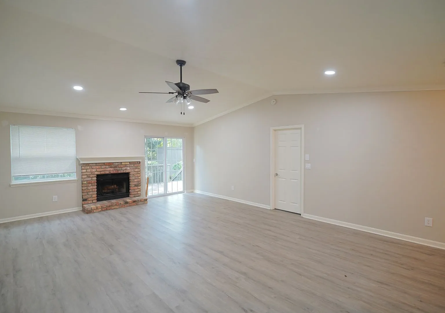 Charming 3-Bedroom Home with Fireplace, Deck & Garage in Northeast Tallahassee — Photo 4