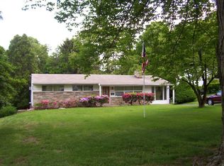 10 Greenbriar Ln, Newtown Square, PA 19073