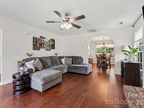 4th image of 504 Saddlebrook Dr