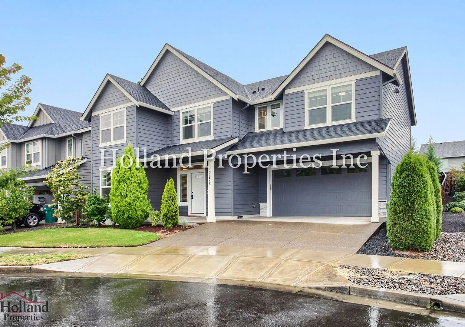 Spacious 5-Bedroom Newberg Home with Expansive Backyard, Large Garage & Deck — Photo 2