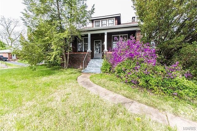 Pretty front yard and covered front porch