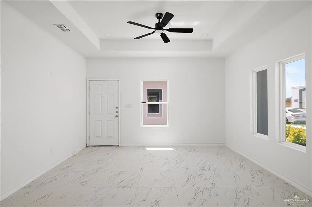 3 bed, 2.0 bath, 1083 sqft, $1,380 — Photo 3