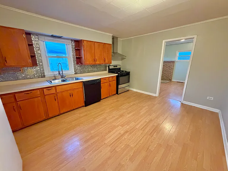 3220 Franklin Ave — Photo 6