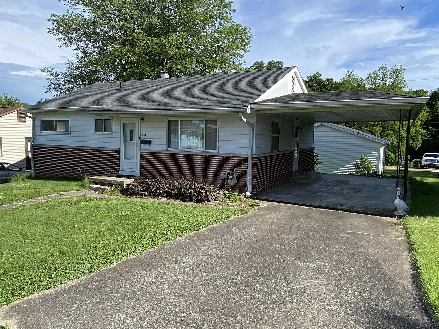 516 Eastview Dr photo 1