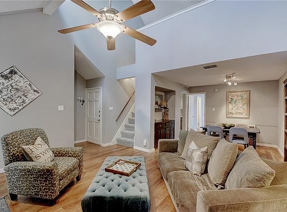 3rd image of 1500 Woodlawn Blvd #302