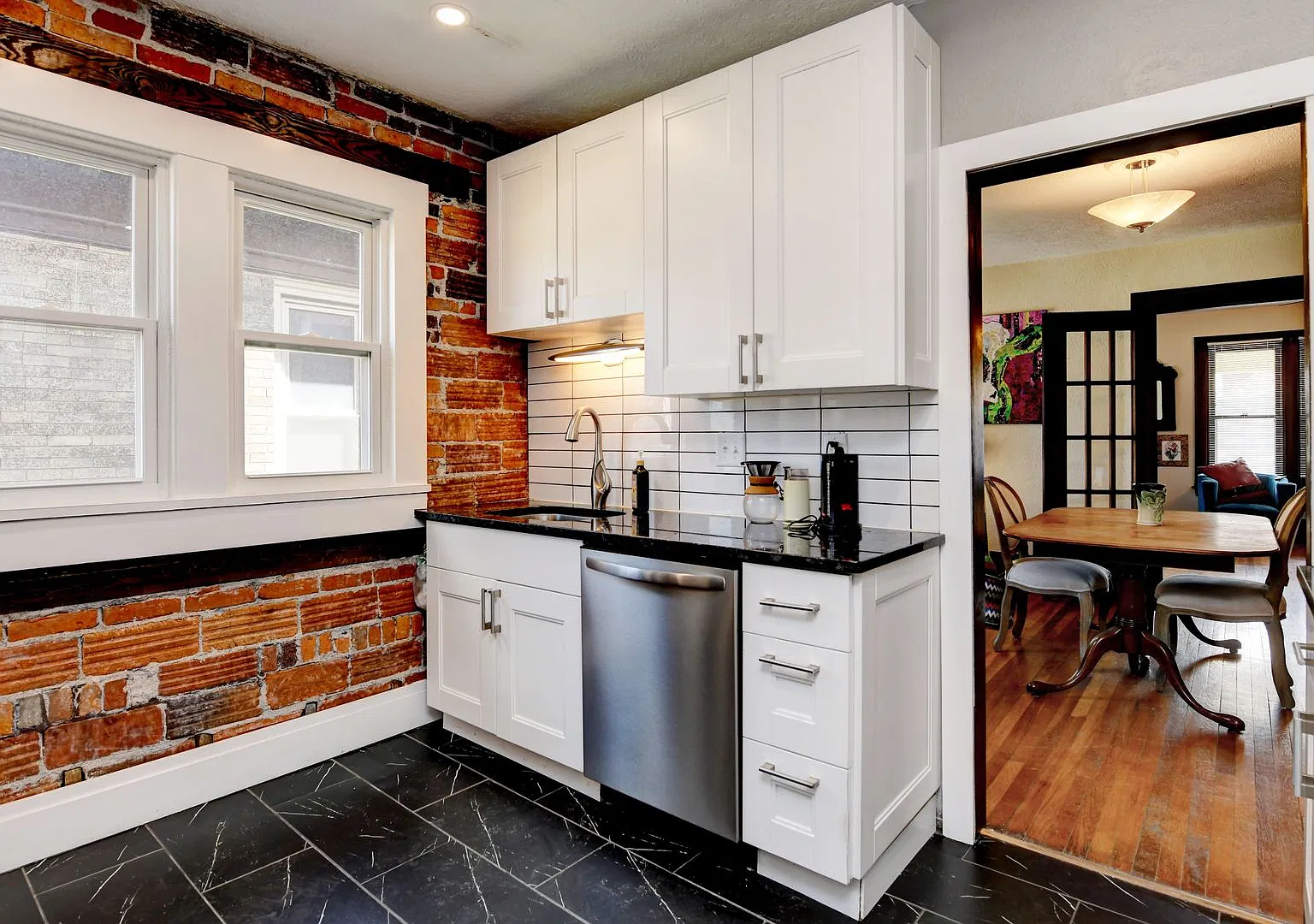 Charming 2-Bedroom Duplex in Franklin Park — Photo 4