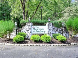 98 Woods Edge Dr, Succasunna, NJ 07876