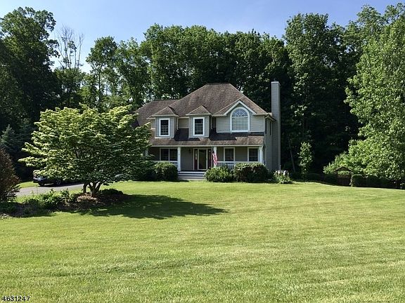 2nd image of 8 Larkspur Ln