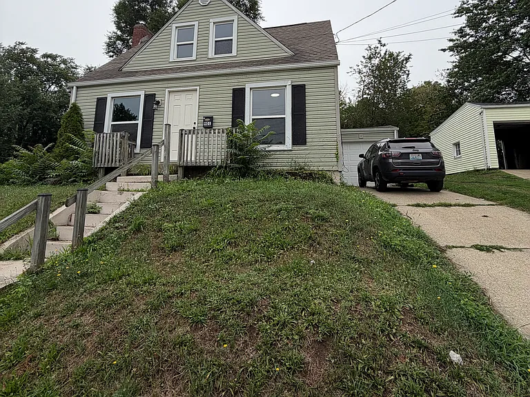 901 16th St NE — Photo 1