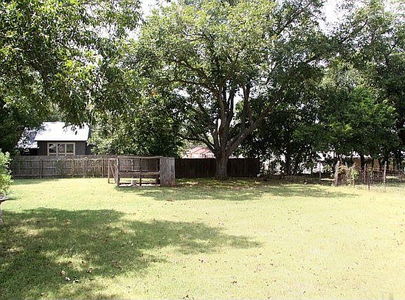 5th image of 805 W Austin St