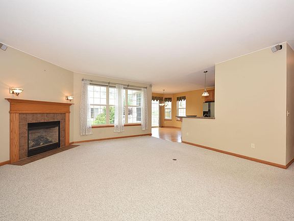 3rd image of 2412 Sandalwood Ave