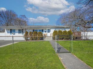 39 E Walnut St, Central Islip, NY 11722