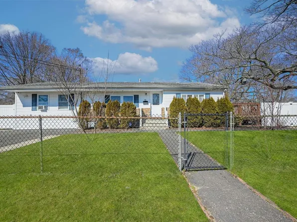 39 E Walnut St, Central Islip, NY 11722