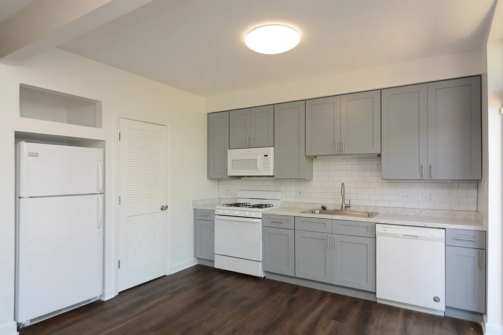 5208 N Sawyer Ave — Photo 3