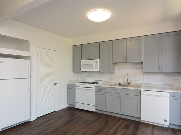 3rd image of 5208 N Sawyer Ave #3