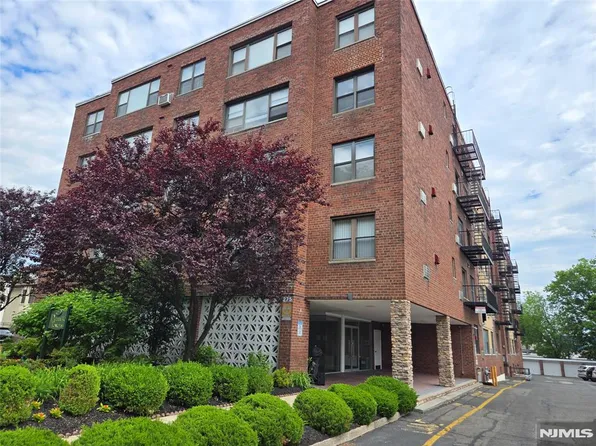275 Hoym St APT 5E, Fort Lee, NJ 07024