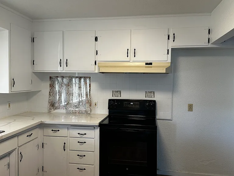 4890 Hamilton Ave — Photo 3