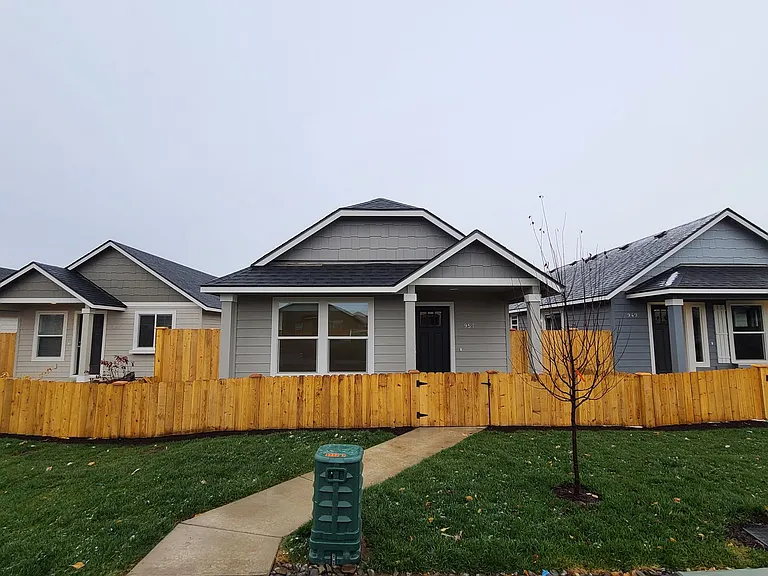 957 NW Upas Ave — Photo 1