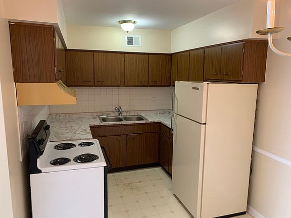2nd image of 904 Plaza Dr