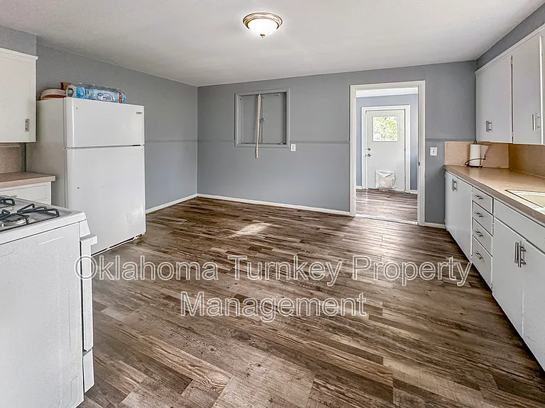 1104 W 8th St — Photo 8