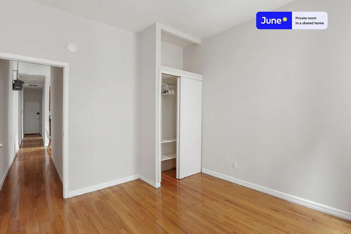 Queen bedroom in 3 bed/1 bath home in Upper West Side #757 C — Photo 2