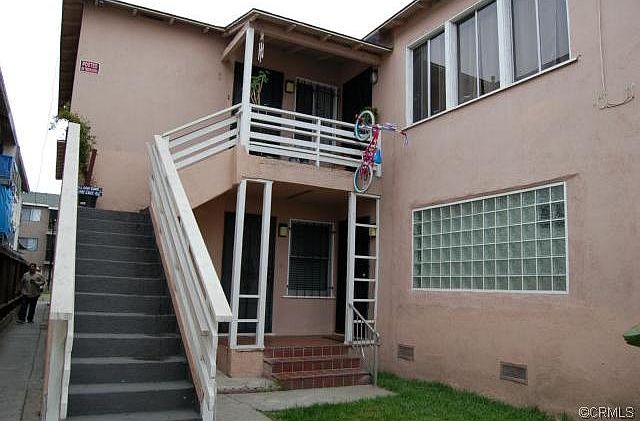 2nd image of 933 Alamitos Ave