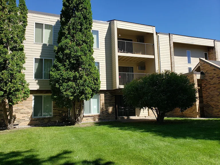 Broadway Apartments — Photo 15