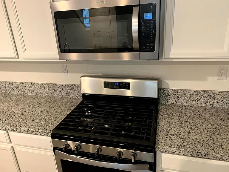Stainless Steel Whirlpool appliances w/ Gas burner (5 burners)