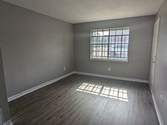3rd image of 837 Graymont Ave W APT A