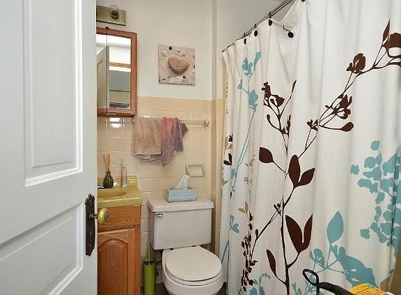 4th image of 817-819 Glenlyon Ln