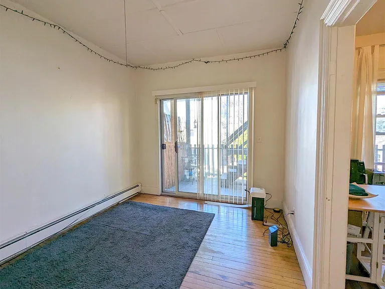 6 Evergreen Sq — Photo 4