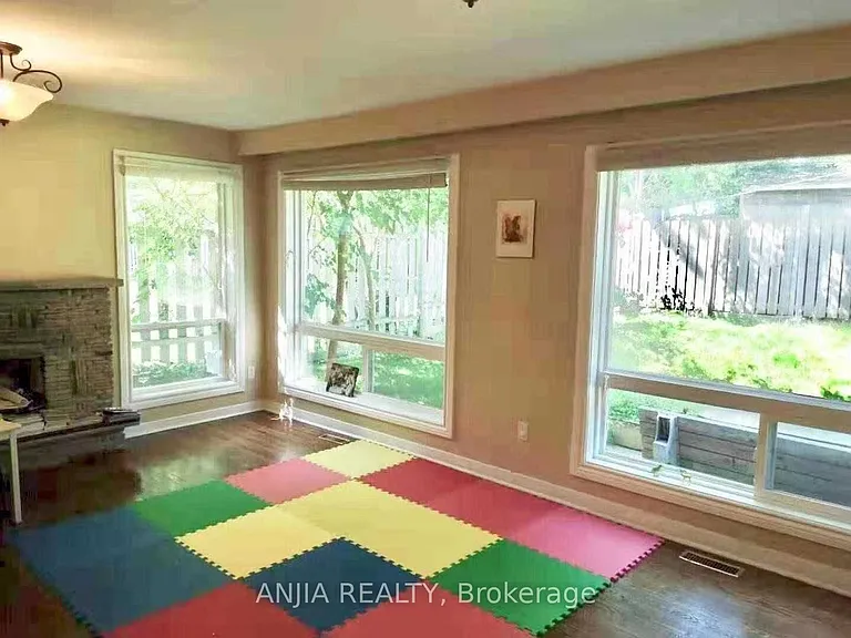 158 Kingslake Rd — Photo 6