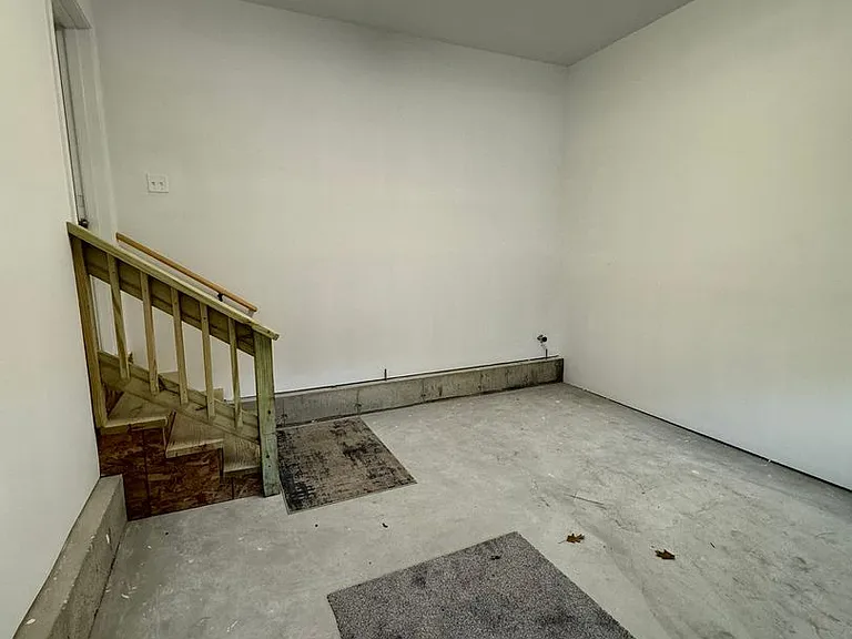108 Mammoth Rd #B — Photo 18