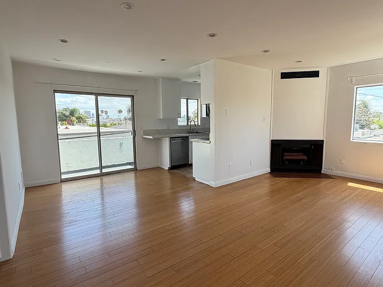 1550 S Bundy Dr #6 — Photo 1