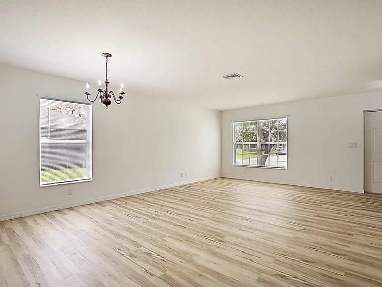 617 SE Karrigan Ter — Photo 7