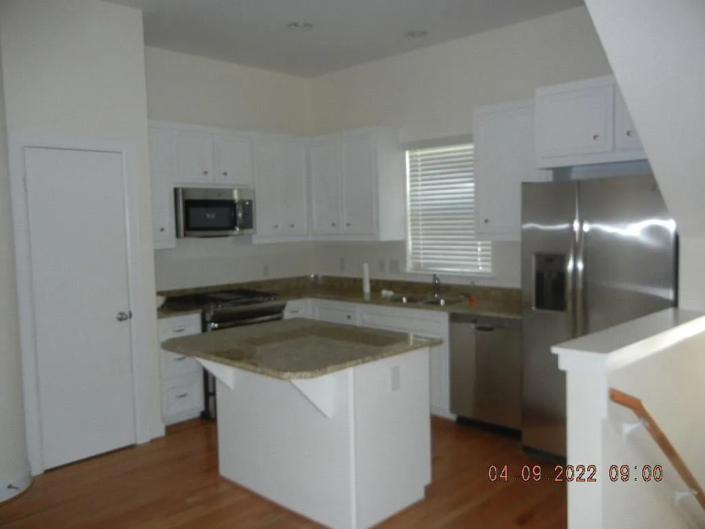 3 bed, 2.5 bath, 2089 sqft, $2,200 — Photo 4