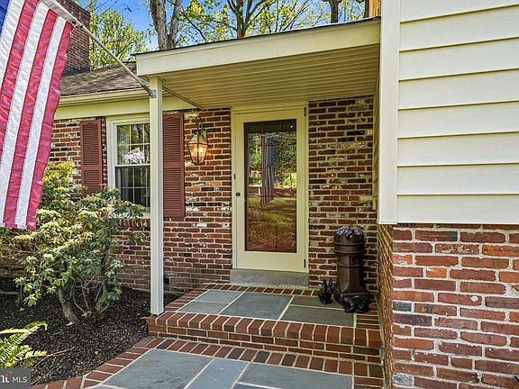 2nd image of 388 Castlewood Dr