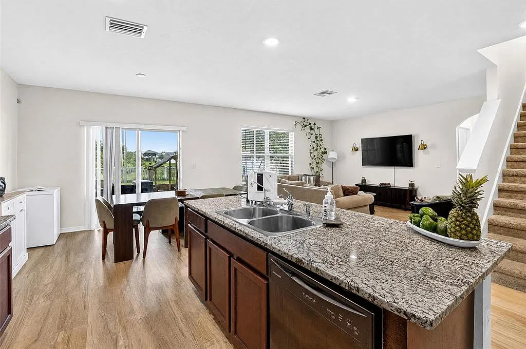 5 bed, 3.0 bath, 2674 sqft, $2,595 — Photo 2