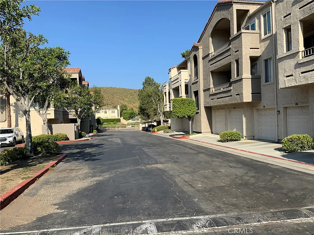 1 bed, 724 sqft, $2,200 — Photo 2