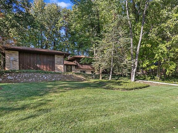 Huge front yard. Very private backyard in romantic setting.