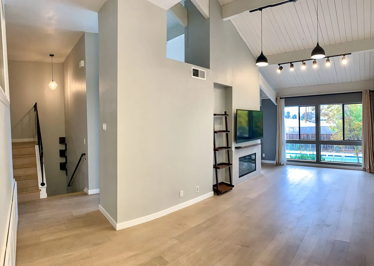Spacious End-Unit Townhome with Cupertino Schools — Photo 4