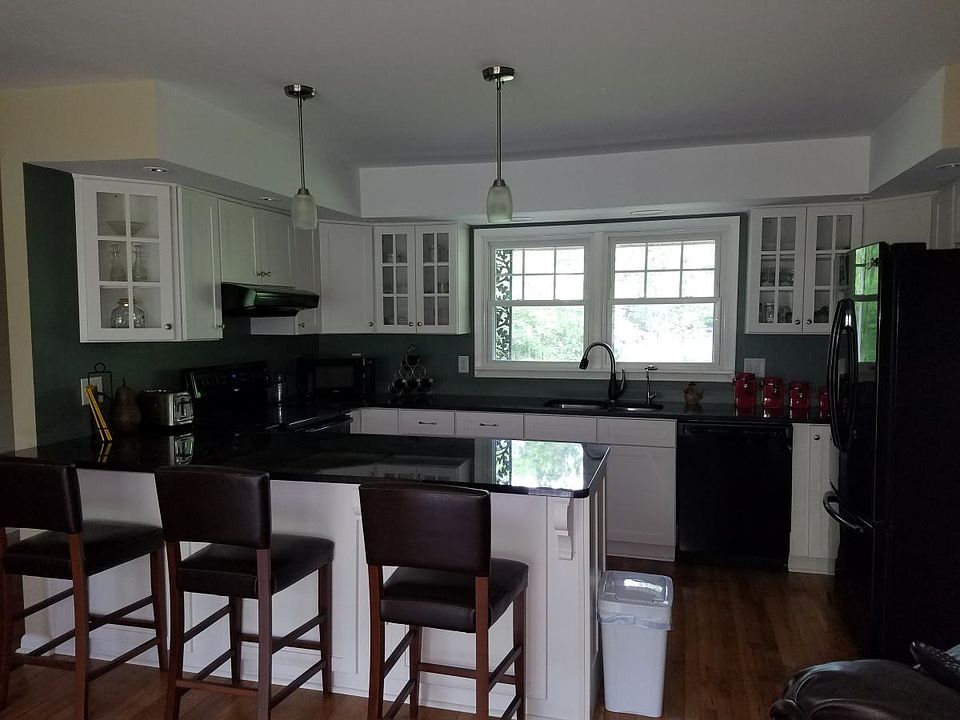 Newly renovated Kitchen. Modern Appliances, double stove, m