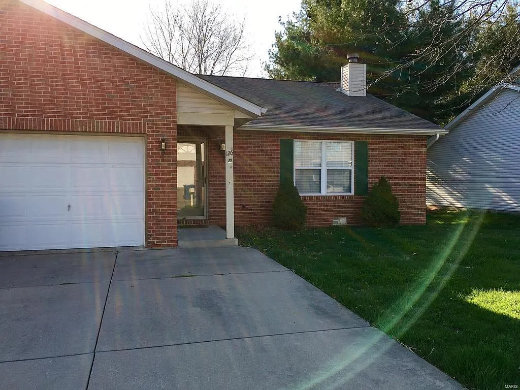 126 Twin Oaks Dr photo 1