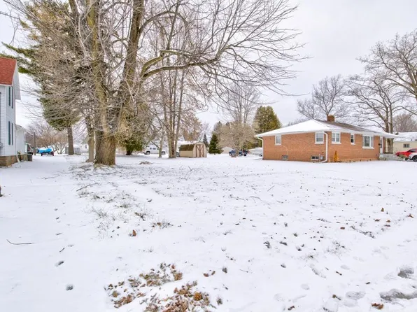 4017 N Shore Dr, Menominee, MI 49858