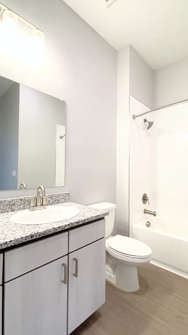 112 E Greenhill Ln — Photo 3