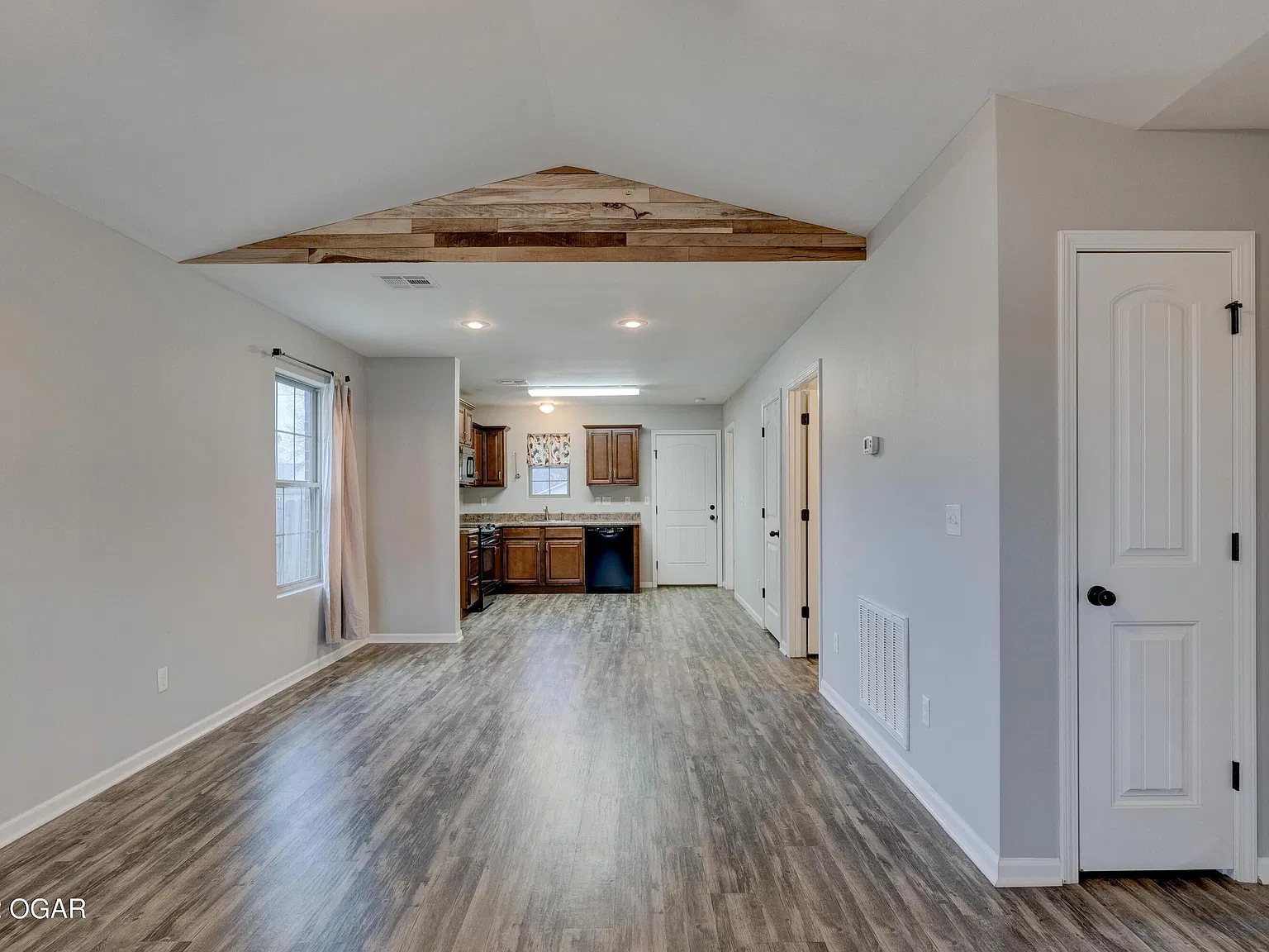 3 bed, 1.0 bath, 1060 sqft, $1,250 — Photo 2