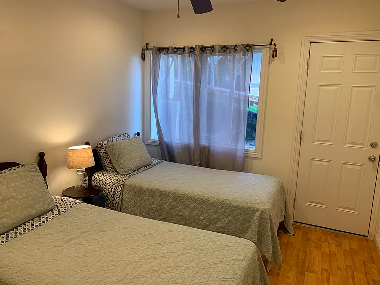 Mariposa Dr — Photo 10