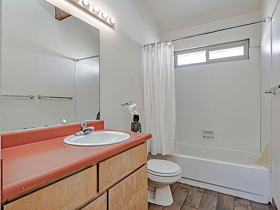 4th image of 1311 Drake Dr #E