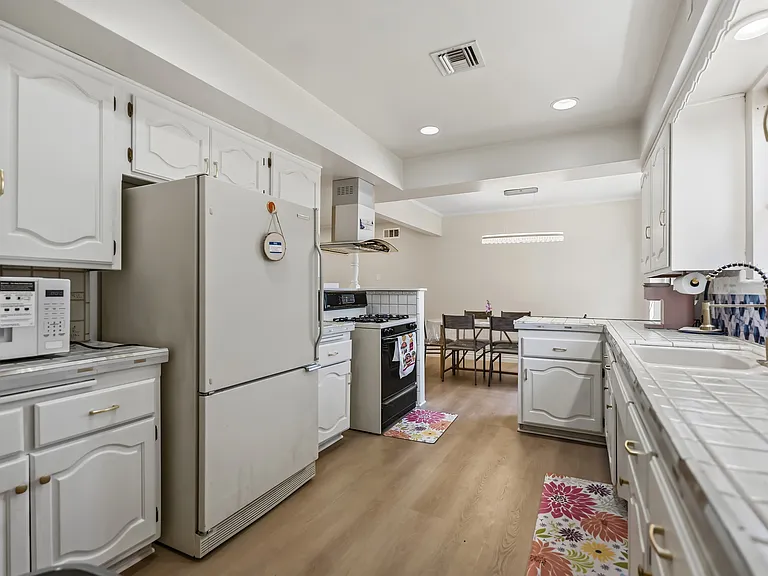 750 E Mountain View Ave — Photo 14