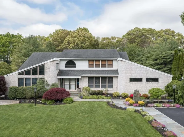 24 Greenwood Lane, Woodbury, NY 11797